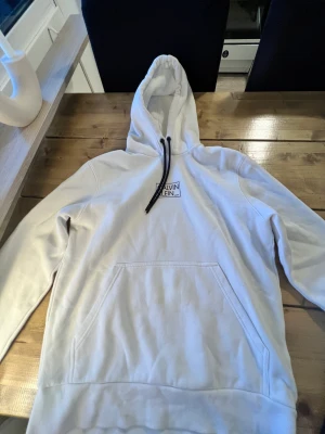 Calvin klein hoodie - En vit hoodie som är ungefär S/M då den e stor för att va small