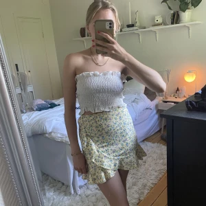 Gul blommig kjol - Gullig gul blommig volangkjol💛storlek xxs men passar även en xs!