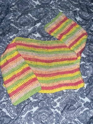 Stickad topp - Super fin handgjord topp. Den är kroppad typ till ovanför naveln och är trekvart armad. Färgerna är mer ljusa än på bild.