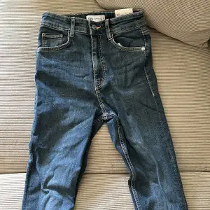 Oanvända jeans från Zara i storlek 34.