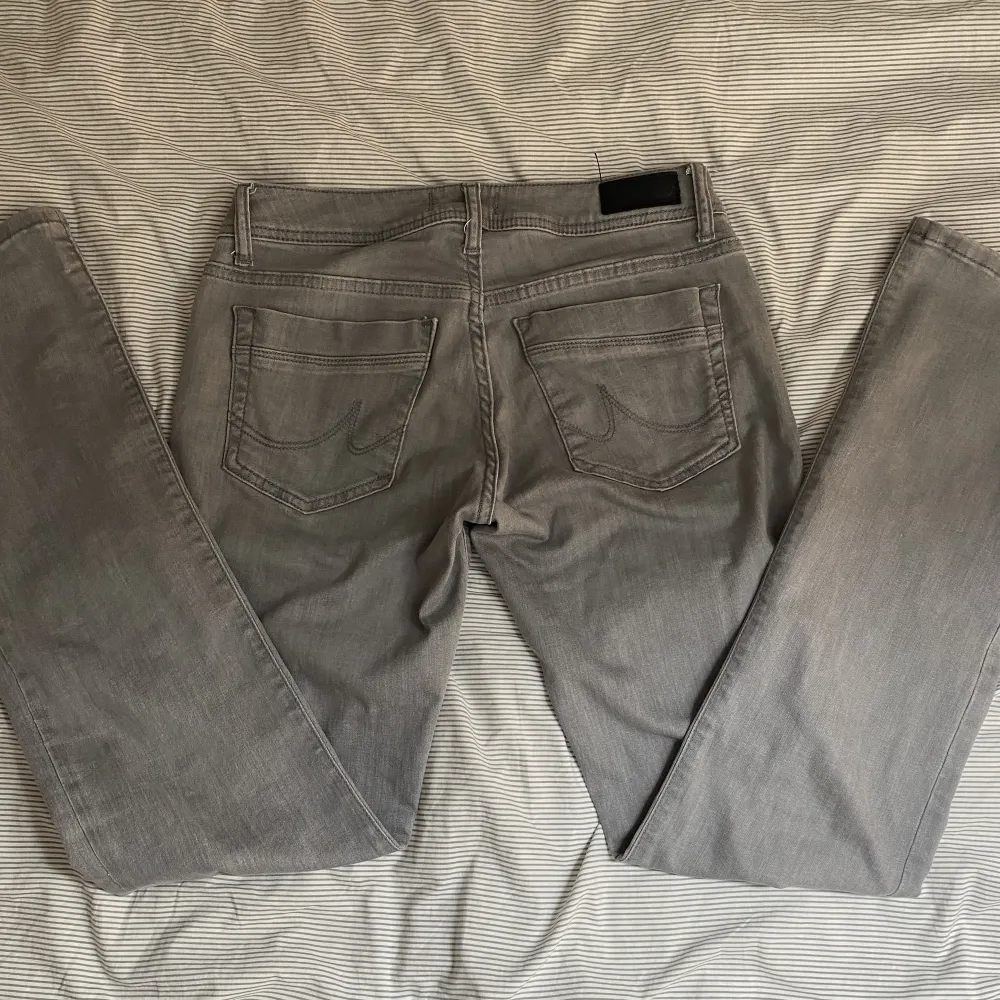 Lågmidjade ltb jeans! Super sköna, bra skick och inga defekter💯säljer då dom aldrig kommer till användning💋midjemåttet: 40cm rakt över Innerbenslängden: 80cm. Jeans & Byxor.