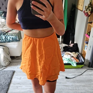 Orange kjol - Superfin kjol till sommaren som tyvärr är för stor, har inbyggda shorts under kjolen så väldigt bekväm🫶aldrig använd 