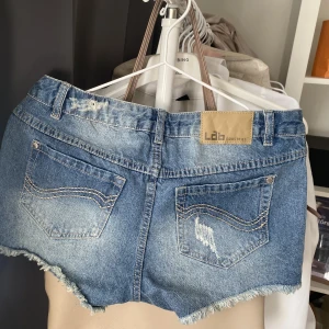 Lågmidjade jeansshorts - Super fina lågmidjade jeans shorts. Kommer ej till användning längre så därför säljer jag dem. Bra skick. Strl 170