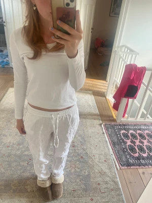 Linnebyxor  - Säljer ett par jätte fina linnebyxor som är köpta på hm i Grekland förra sommarn! Bra skick men använder inte nu förtiden!