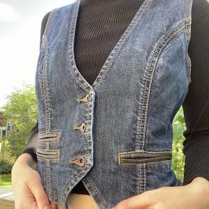 🌻Jeans vest🌻 - Jätte söt Jeans vest som jag köpte för ett tag sen! Tycker den är jätte fin men den är tyvärr lite för stor för mig (även när jag spänner den så mycket det går) så därför säljer jag nu till nån intereserad :) <3   (Frakten kanske inte är de som står)