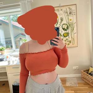 En orange/rosa off shoulder topp från bikbok som aldrig är använd!skriv till mig om du vill se fler bilder och eller har frågor🫶🏻köparen står för frakten.