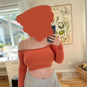 Off shoulder topp - En orange/rosa off shoulder topp från bikbok som aldrig är använd!skriv till mig om du vill se fler bilder och eller har frågor🫶🏻köparen står för frakten.