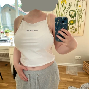 Linne - En topp från H&M (Divided)! Aldrig använd så är i toppskick! Skriv om du vill se fler bilder och eller har frågor🫶🏻köparen står för frakten.