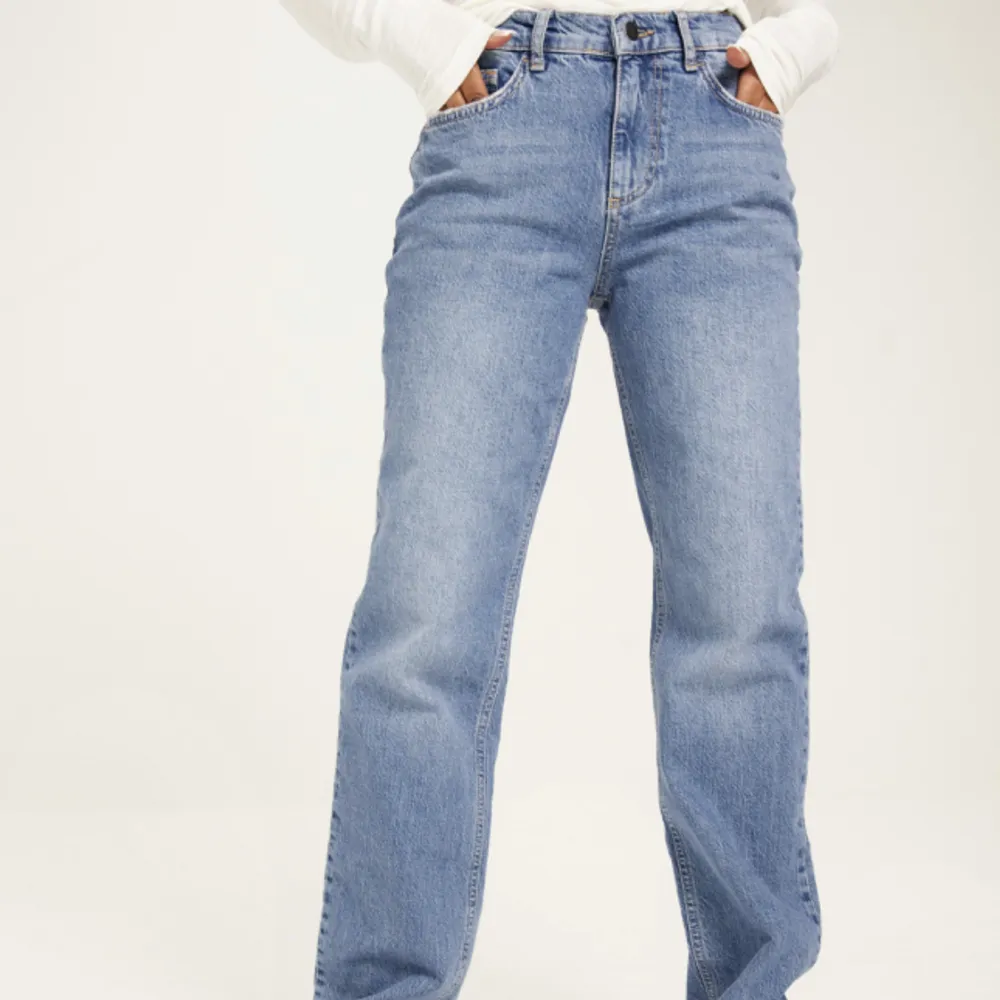 Snygga mid waist jeans från veromoda som bara använts en gång så i princip nyskick. Passar mig bra som har S/M. Modellen på bilden är 170 cm. Nypris: 600. Mitt pris: 200 kr. Vid snabb affär kan pris diskuteras:) storlek: w29/l32. Jeans & Byxor.