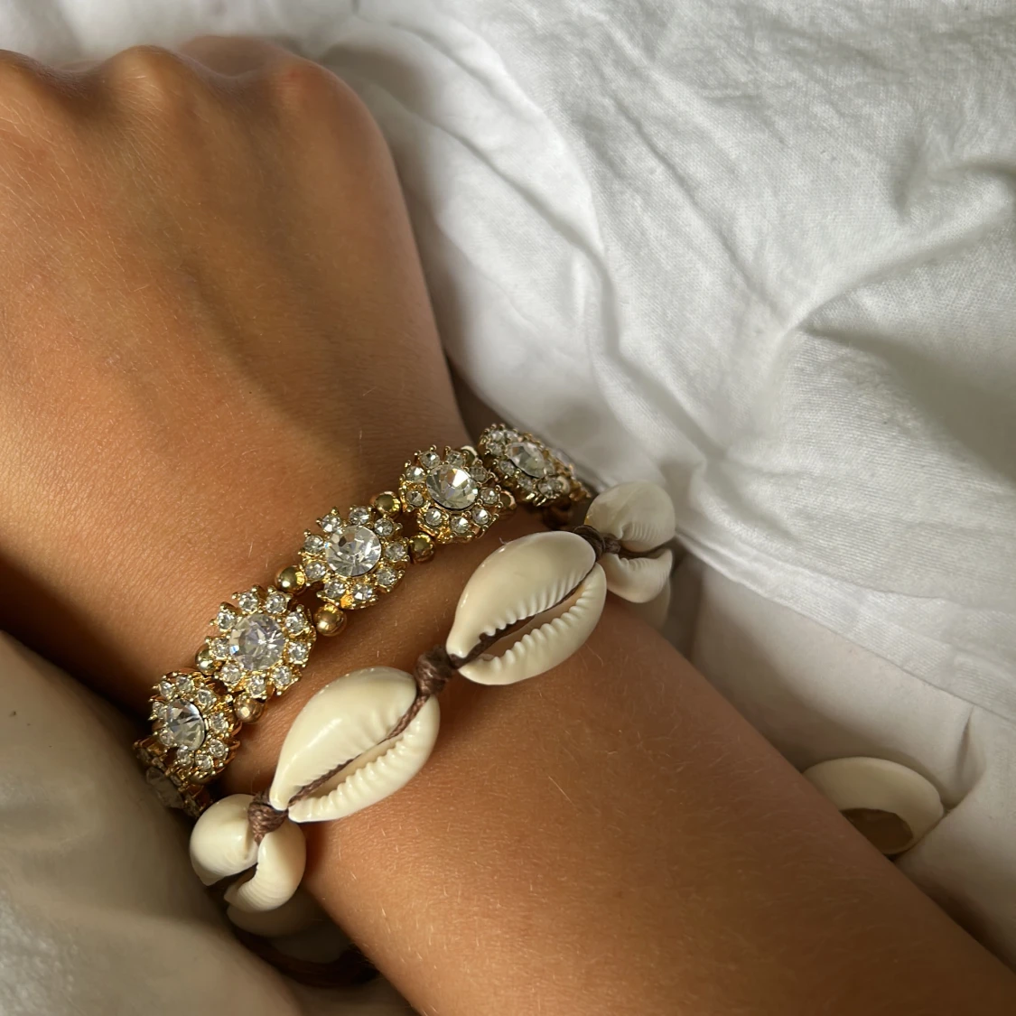 Ett diamant armband och ett snäckarmband