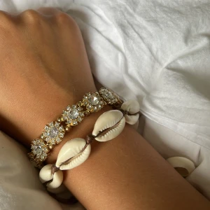 Ett diamant armband och ett snäckarmband - Jag säljer två jätte fina armband eftersom jag inte har fått så mycket användning av dom.