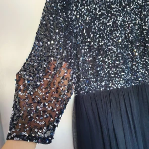 Midiklänning fest - Använt endast 1 gång, midiklänning.  Str M. Skriv vid intresse😊