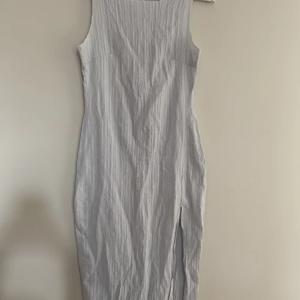 Klänning med slits, fint skick. Köparen står för frakt. Mekot.