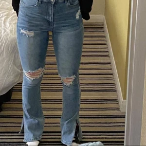 Jeans med slits - Helt nya jeans med slits och lite stretch 