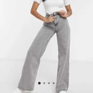 Stradivarius jeans - Gråa jeans från stradivarius, ej använda och har ingen bild hur de sitter på mig då jag är 36 i jeans. frakt tillkommer