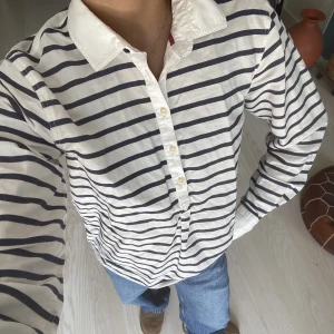 Randig skjorta  - Min favoritskjorta från boomerang har blivit för liten😫. Så nice på sommaren! Fint skick!!