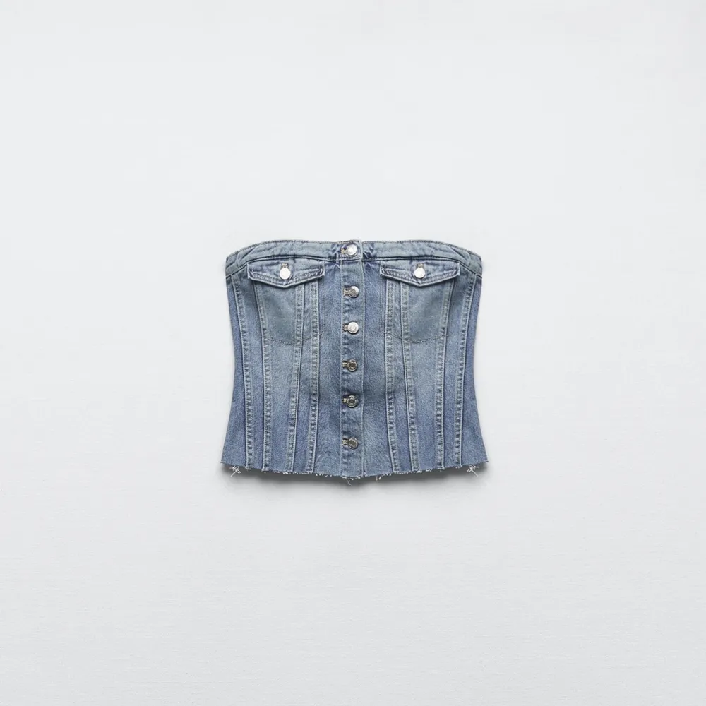 Jag säljer denna helt oanvända, super snygga jeans topp från Zara. Perfekt nu till sommaren och funkat både till vardag och fest🤩. Toppar.