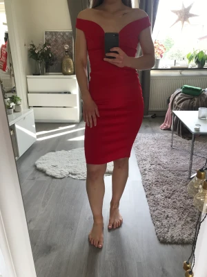 Klänning från boohoo - Bodyconklänning med slits baktill. Mjukt material. Använd endast en gång.