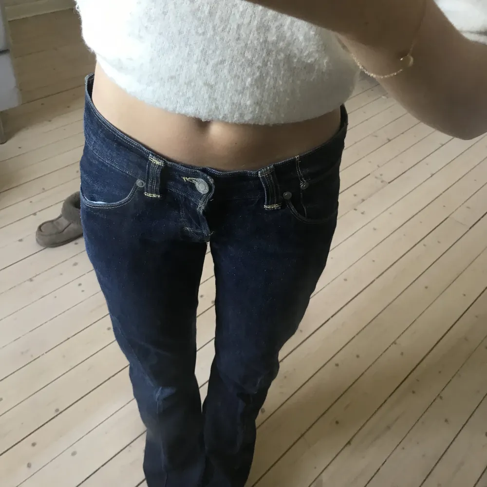 Säljer mina mörkblå lowwaist jeans från Levis, jätte bra skick🖤❤️🔥. Farkut & Housut.