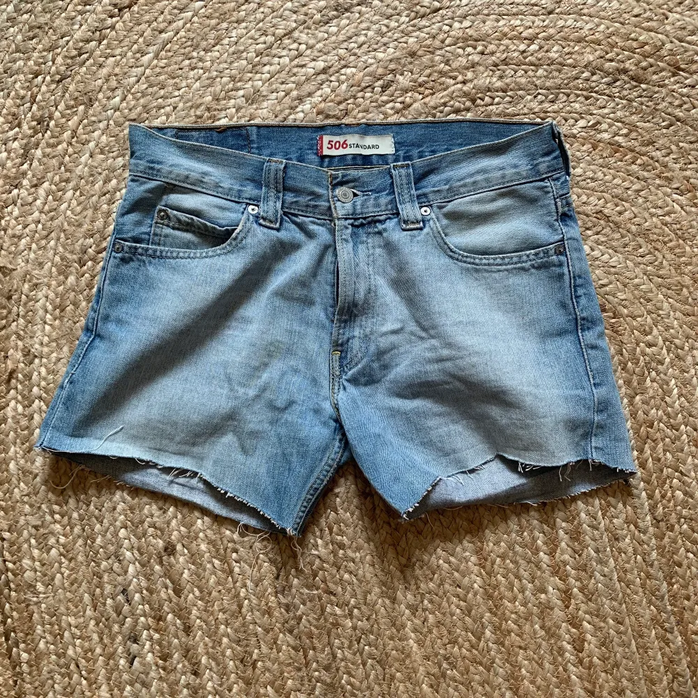 Har klippt av mina Levi’s 506 som från början var W32L32 men som nu passar strl S/M. Jättesköna och inte så tajta. Finns utrymme för att klippa av lite till, sparade en cm extra på längden. . Shorts.