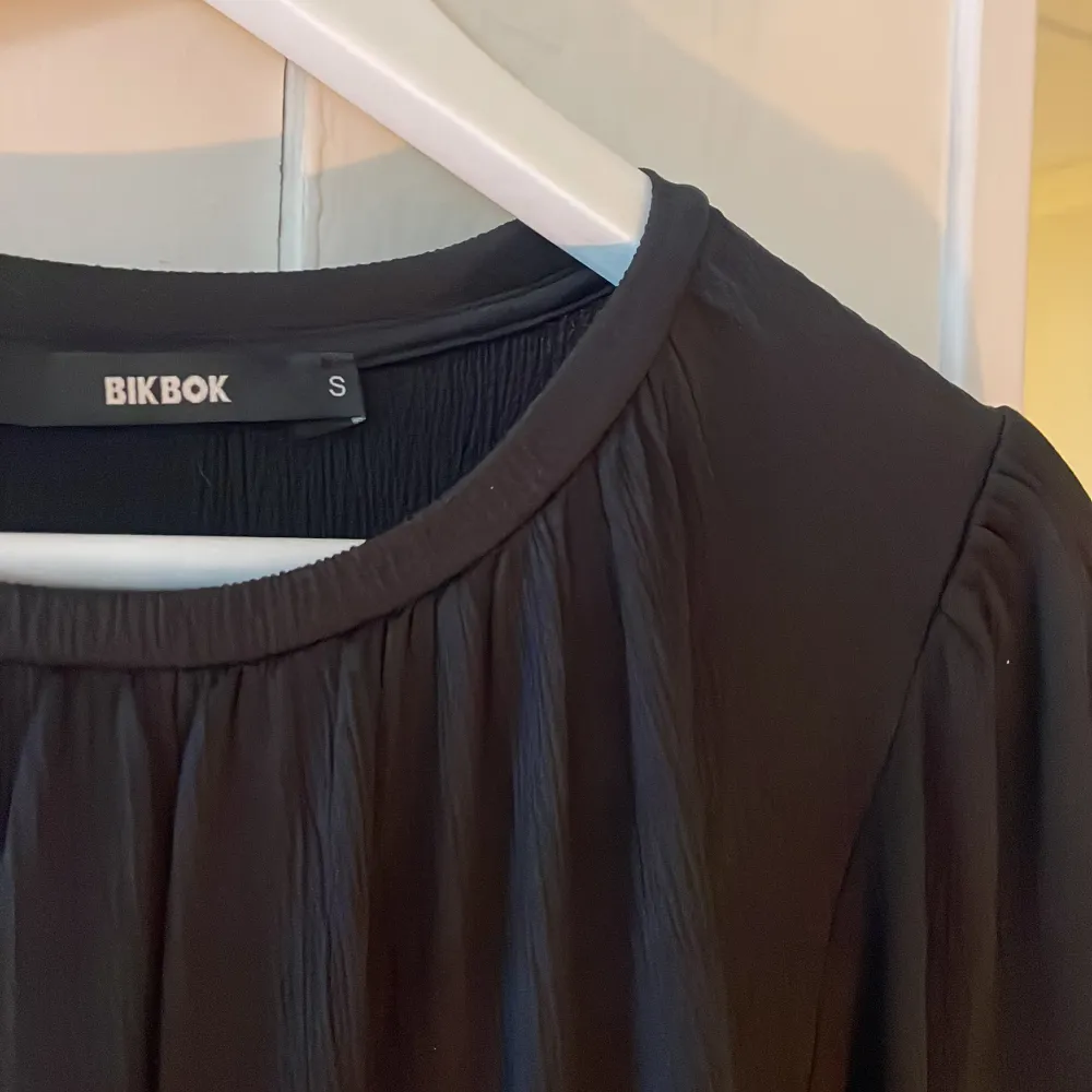 Asbekväm volangklänning ifrån BikBok, endast använd en gång på en fest så helt nytt skick. . Klänningar.