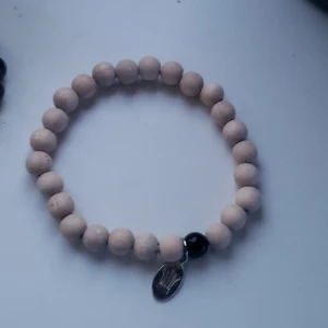 Armband trä  - Armband med trä kulor och en liten silver bricka på👍🏼