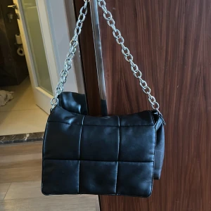 Väska  - Säljer den nu för att jag köpt en ny, den är dock trasig vid ett ställe (se bild). Nypris: 250kr? Mitt pris 100 + frakt