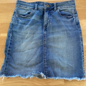 Jeans kjol - Jättefin jeanskjol köpt på vero moda i storlek xs. Jag säljer den då en är för liten för mig.