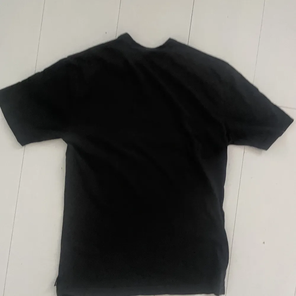 Palace t-Shirley i färg svart storlek s men passar medium skick 7/10 nypris 533kr mitt pris 300kr. T-shirts.