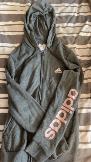 Adidas hoodie - Använt kanske 2 ggr och säljer för använder inte. Tröjan är i S. Pris kan diskuteras. 