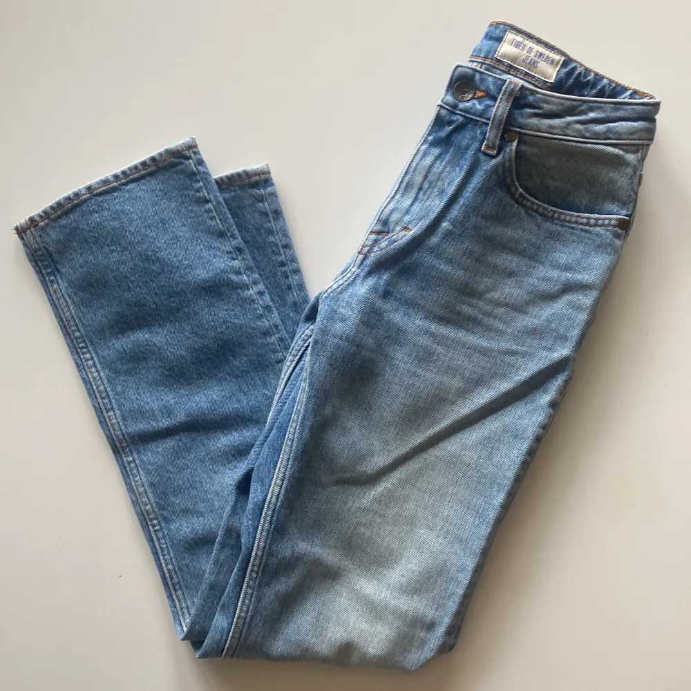 Superfina jeans, använd endast ett fåtal gånger då jag snabbt växte ur dem. Så gott som nya.💕. Jeans & Byxor.