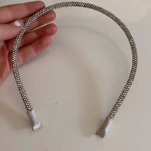 Glittrigt diadem - Glittrigt diadem från Gina tricot❤️Använt fåtalgånger men i superfint skick😇