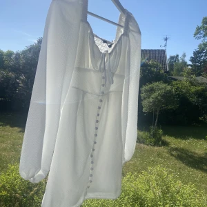 Vit klänning  - Säljer nu denna jättefina klänningen ifrån Gina tricot då den är för liten. 💕Prislappen sitter kvar då den aldrig har andvändts!💕 Nypris 499! 