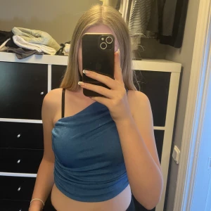 Blå topp - Blå topp med en axel. Aldrig använd. Köparen står för frakten💗💗