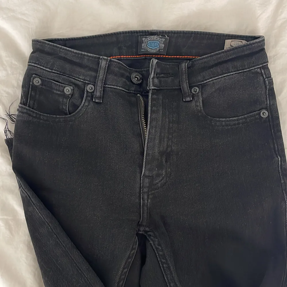 Ankel jeans från Crocker, storlek 24 i midja. En liten fläck på vänster ben men den syns knappt, går antagligen bort i tvätten . Jeans & Byxor.