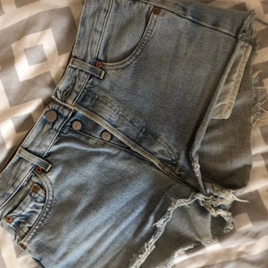 Levis shorts!  - Shorts från Levis ! Toppen skick. Midjemått: 37.5 (tvärs över) 💙