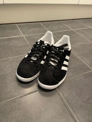Adidas Gazelle  - storlek: 40 nyskick - använda 1 gång för de var tyvärr för små för mig. Pris kan diskuteras något 