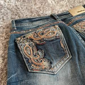Fina lågmidjade jeans med detaljer fram och bak. Frakt tillkommer om man inte kan mötas upp i Stockholm💕🙏🏼