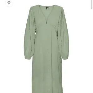 Super fin klänning ifrån Vero Moda kostar ursprungligen 499 men säljer för 300💗 Endast testad💗