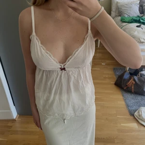 Blus från odd molly - OddMolly-linne i ljusrosa/vitt. Storlek ”2” motsvarar en S/M. Linnet är i superfint skick!