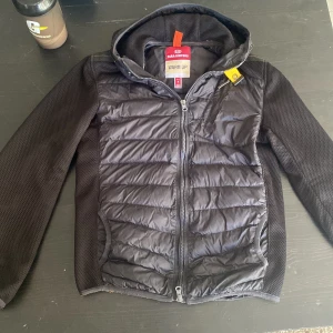 Parajumper höst jacka strlk s - Köpt i november har inte använt den så mycket använt den ungefär 10ggr säljer den pågrund av att jag har gått upp i vikt så den passar inte mig längre , den passar både på tjejer o killar pris går o diskutera 