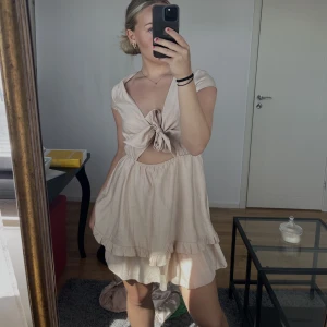 Klänning - Helt ny jättefin sommarklänning från shein. Aldrig använd. Knyts fram hur man vill, helt vanlig bak.