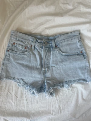 Levis 501 shorts - Jättefina levis 501 shorts som säljs pga kan inte ha. I jättefint skick. 