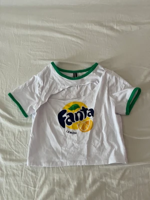 Vit topp - En vit topp med ett jätte gulligt tryck. Aldrig använts. Inga defekter. Skriv om ni har frågor💛priset kan diskuteras  