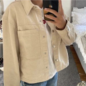 Jeansjacka  - Härlig beige jeansjacka till sommaren😍☀️