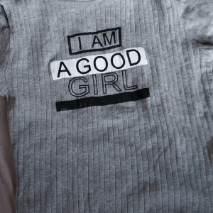 Vacker t-shirt  - T-shirt med öppna axlar strl 140