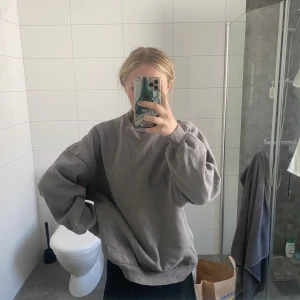 Grå stor sweatshirt  - Vacker grå stor sweatshirt som passar till tex en sommarkväll eller över badkläder eller bara när som helst!