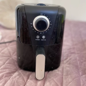 Airfryer - Svart airfryer använd runt 10-20 gånger. Väldigt smidig och bra! Är i fint skick och har en bra kvalité! Kostade runt 600kr vid köp.