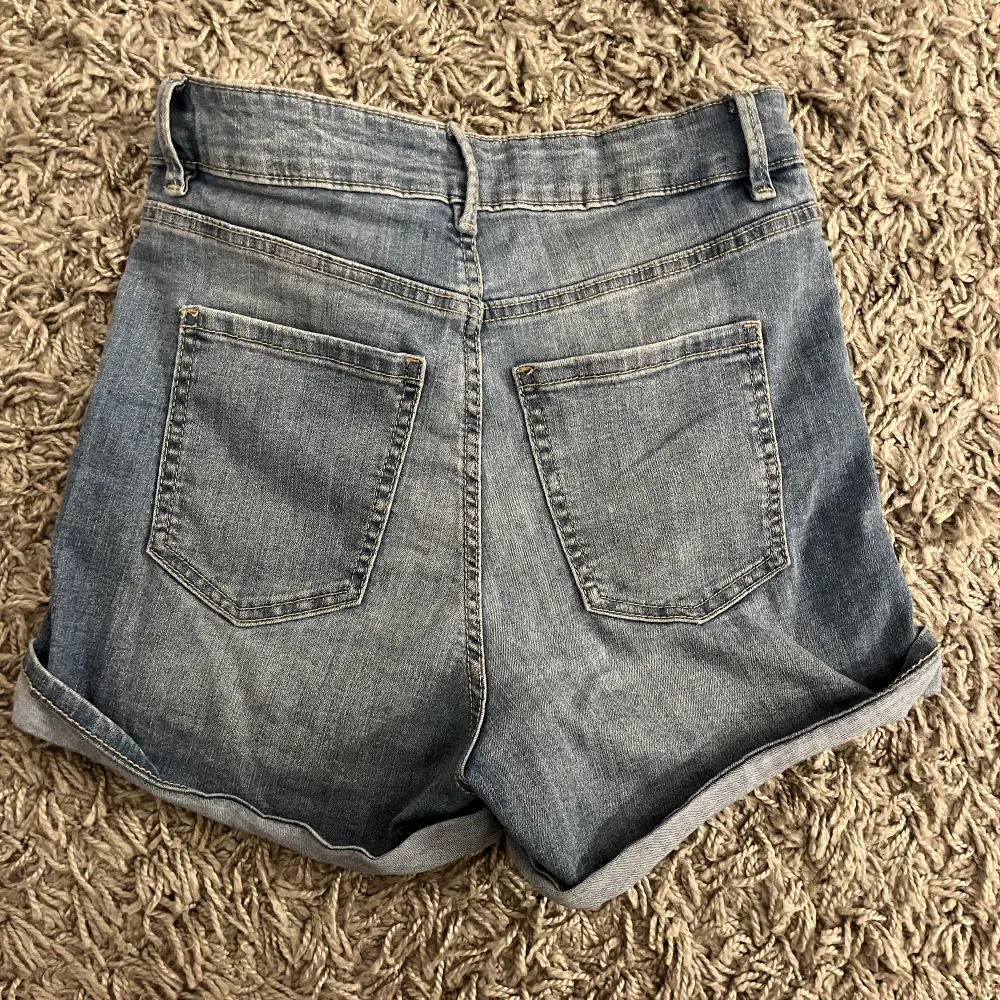 Säljer ett par blåa tighta jeansshorts från Cubus i modellen Jane i storlek XS. De är väldigt stretschiga så de passar både mindre och större än mig (är normalt en st s). Säljer för 40kr plus frakt. Shorts.