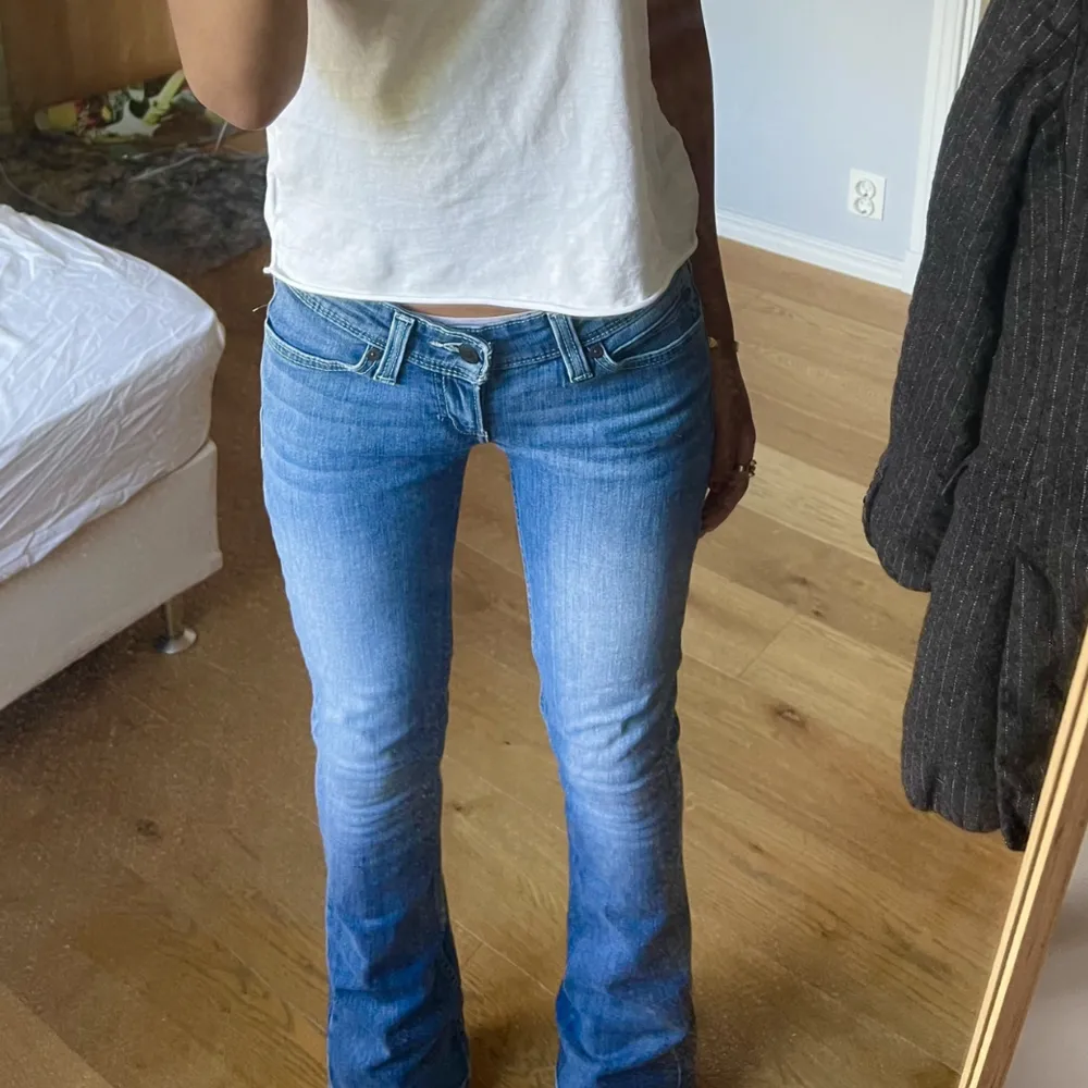 Lowwaist straight/flare jeans. Helt oanvända. Mista lilla defekt vid foten av byxan. 🥰 ljusblåa i verkligheten  Det passar någon som är 175cm.. Jeans & Byxor.
